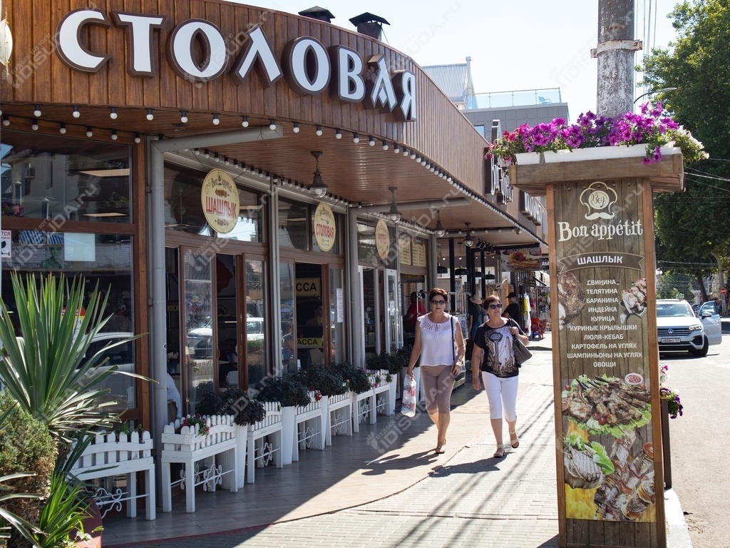 вид с улицы на столовую «Bon Appetit», тротуар, туристы, вывеска, питание в Анапе